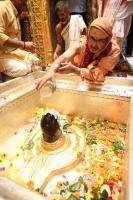  HH Swamiji performs Abhisheka at Shri Kashi Vishwanath Temple, renders the bhajans 'Mahadeva Sharanam' and 'Samba Sadashiva' (26.03.2025)